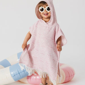 Poncho de bain enfant en bambou rose avec capuche, motif tourbillon blanc et ourlet à franges