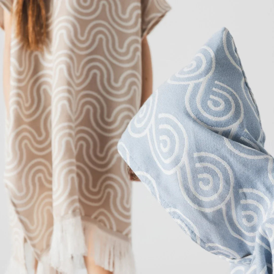 Kinder-Badeponcho aus Bambus in Sand und Blau mit Wellenmuster, Kapuze und Fransen