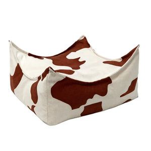 Pouf carré pour enfant avec motif vache marron et blanc sur fond blanc