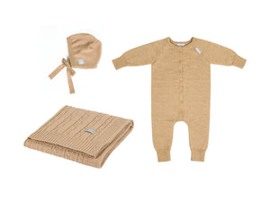 Set aus beige gestricktem Baby-Strampler, Haube und Decke mit Rippenstruktur