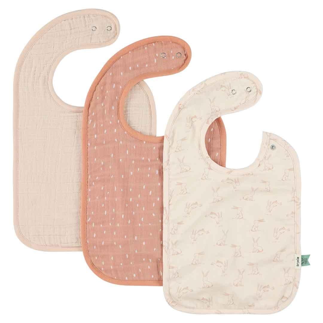 Set aus drei Baumwoll-Musselin-Lätzchen in Pink, Beige und Weiß mit Hasen-Print und Druckknöpfen