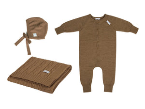 Set aus braunem Baby-Strampler, Haube und Decke mit Zopfmuster, weiches Baumwollmaterial