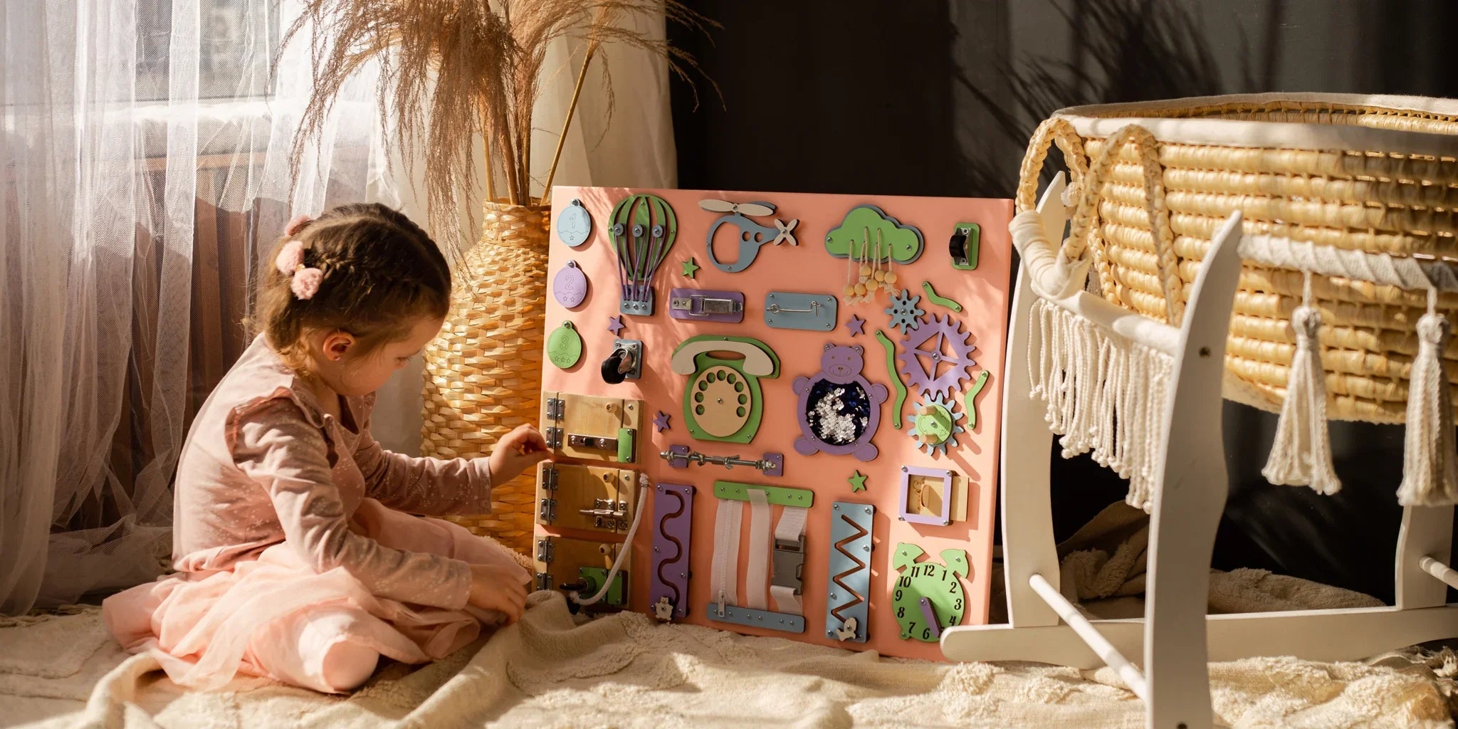 Montessori-Beschäftigungsbrett mit bunten Holzriegeln, Zahnrädern und Uhrenfunktionen