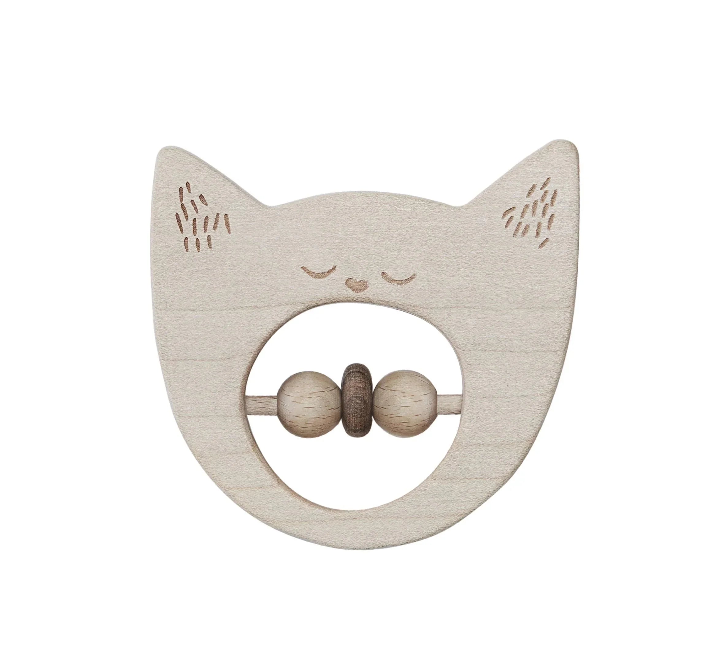 Sonajero de madera para bebé con forma de gato, cuentas naturales y detalles faciales grabados.