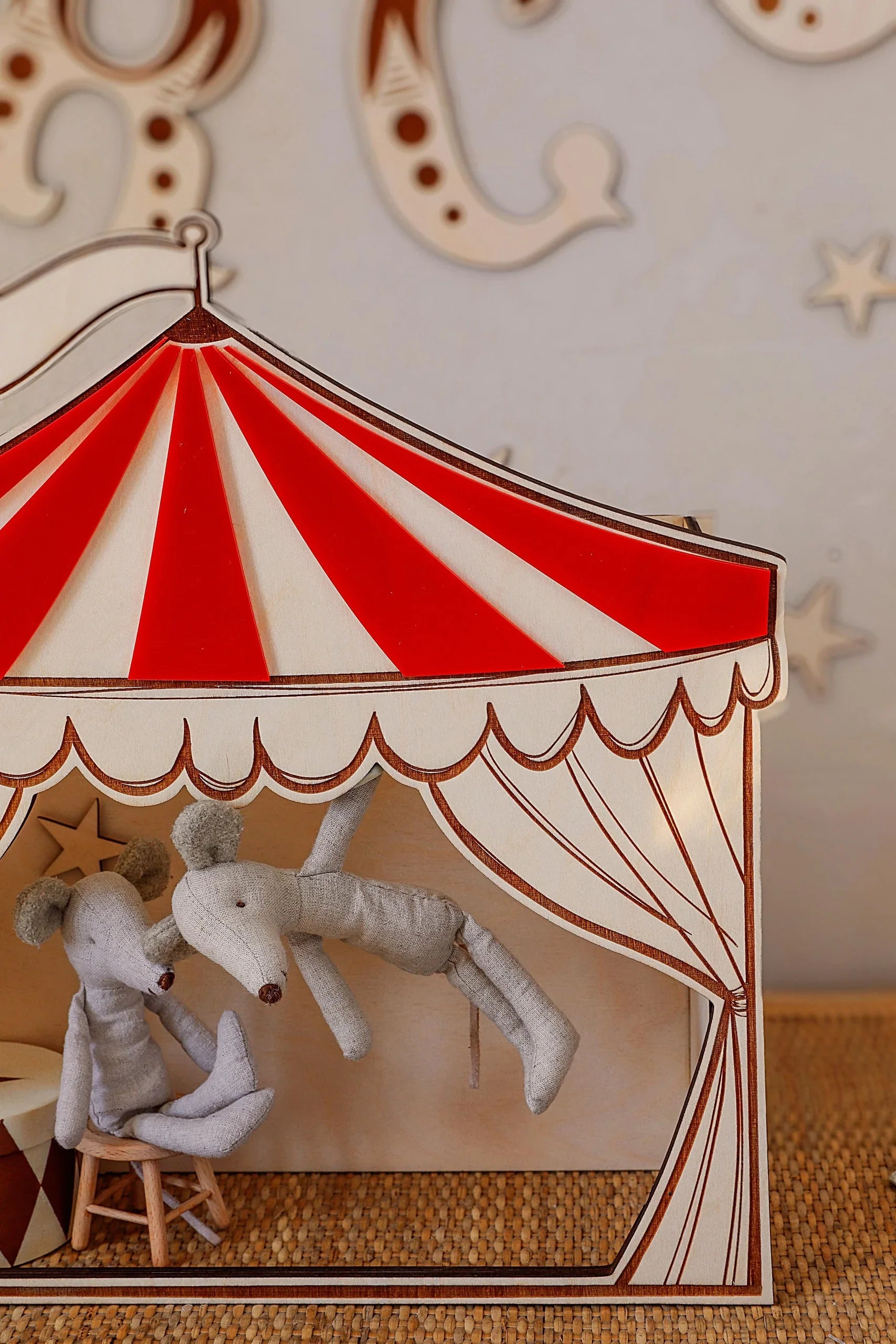 Zirkus-Puppentheater-Wanddeko aus Holz mit rot gestreiftem Dach und Stoff-Mäusen