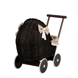 Carrozzina per bambole in vimini scuro Lili – Biancheria beige