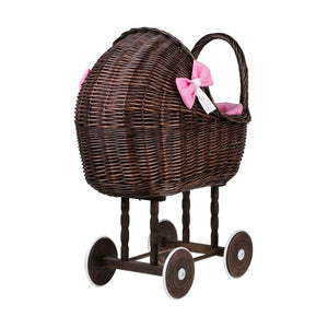 Passeggino in vimini scuro per bambole Lena – Biancheria rosa