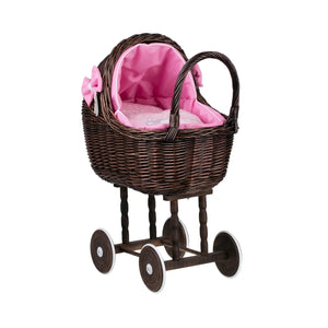 Passeggino in vimini scuro per bambole Lena – Biancheria rosa