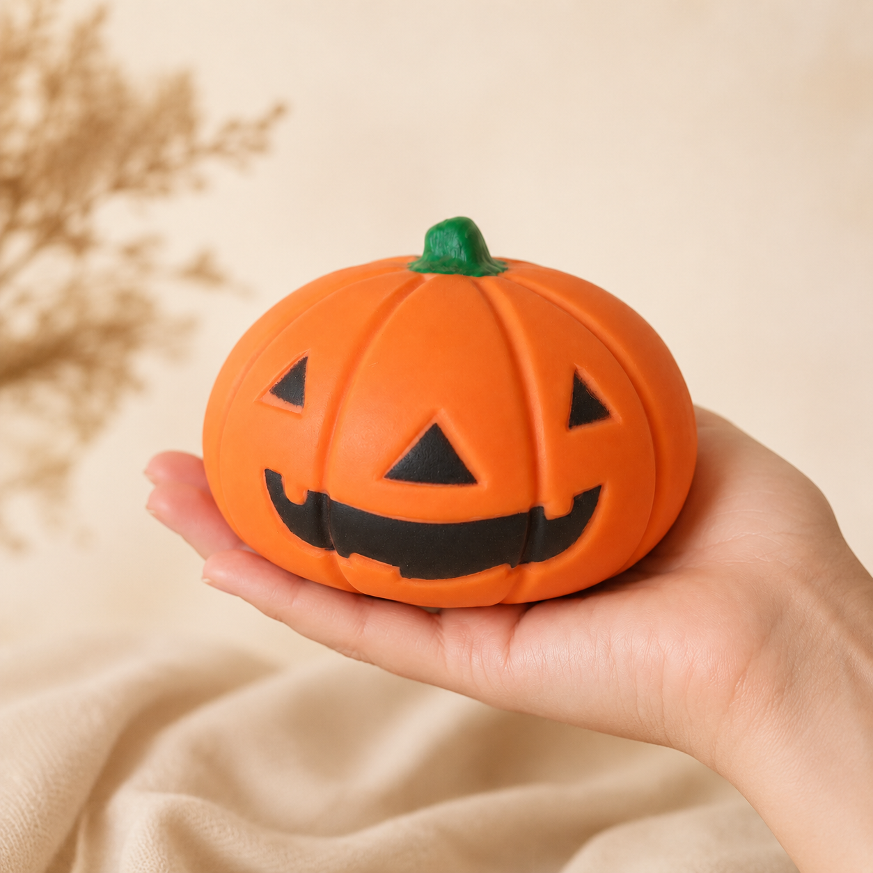 Halloween pumpkin slow-rising squishy infographic showing soft texture, Jack-o’-lantern design and 15 cm hand-held size