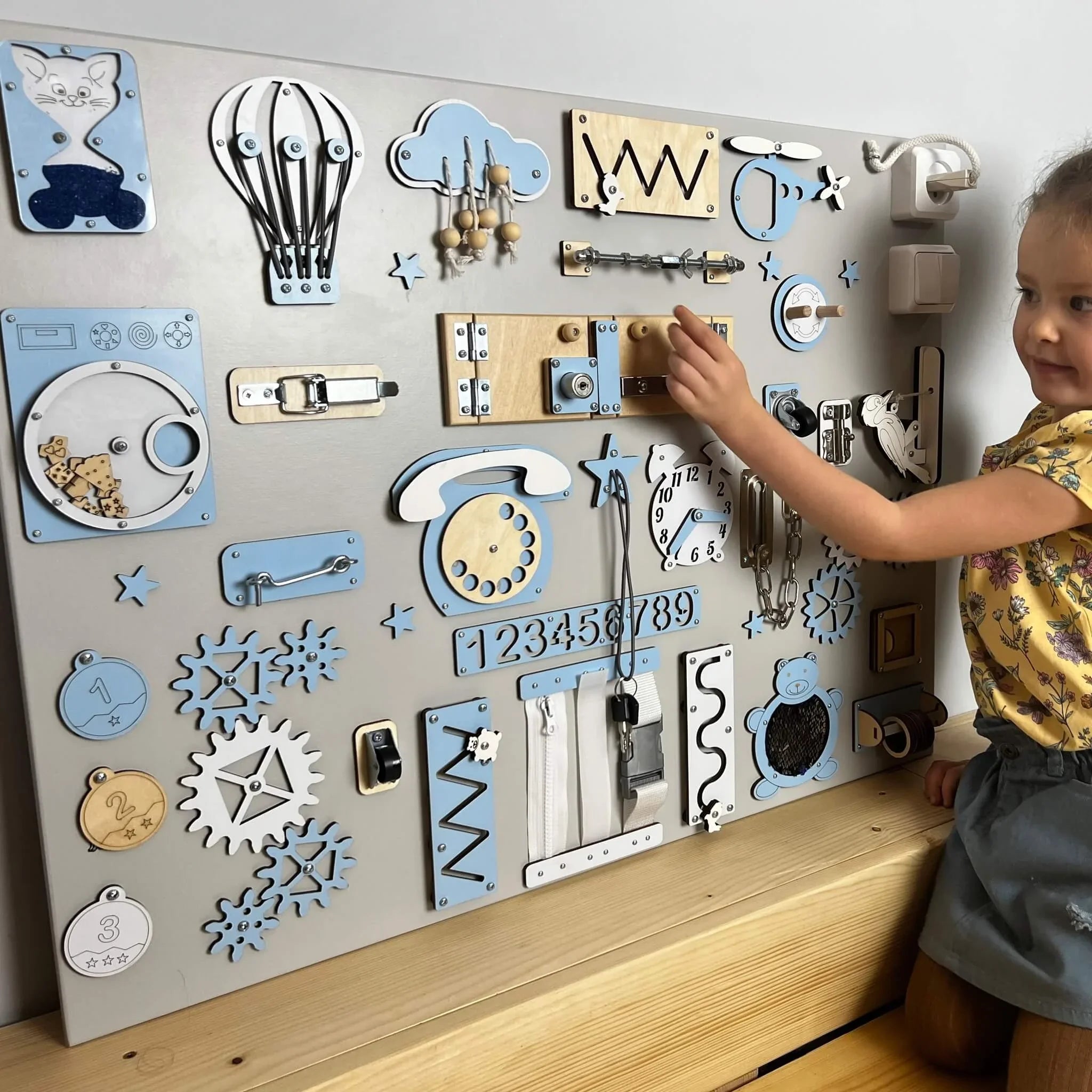 Très grand busy board Montessori avec activités (60×80 cm)