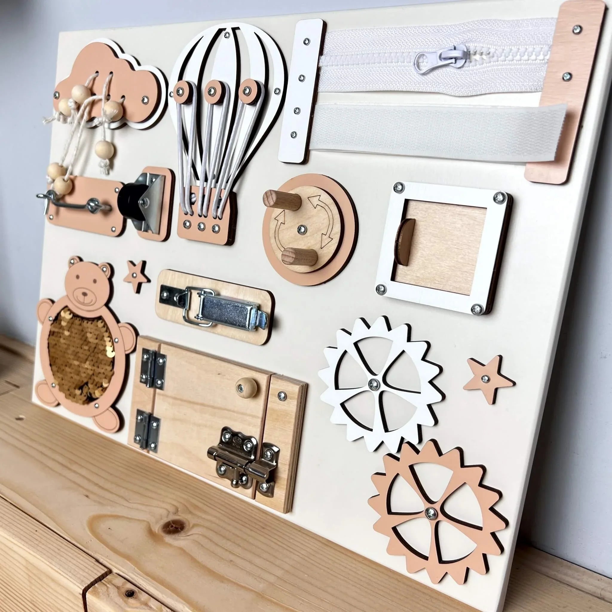 Très petit busy board avec portes (30×40 cm)