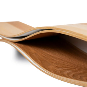Mensola fluttuante da parete in legno curvato con finitura naturale e dettaglio della venatura del legno a strati