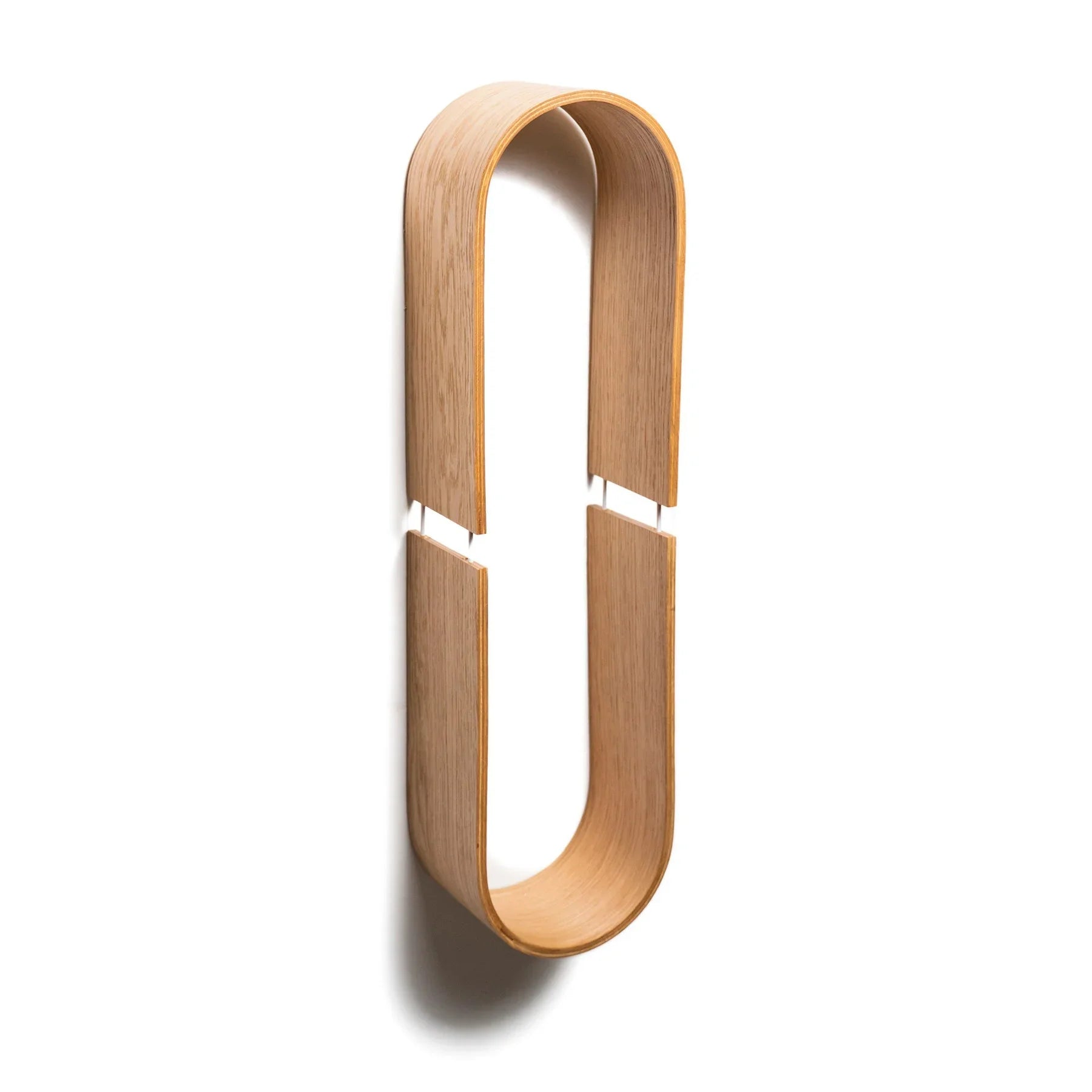 Mensola fluttuante da parete ovale in legno con design minimalista curvo e finitura naturale