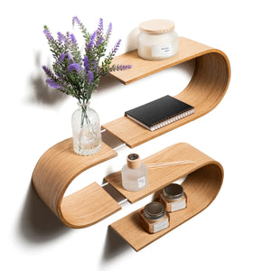 Mensola fluttuante da parete in legno curvato con finitura in rovere chiaro, decorata con candele e accessori