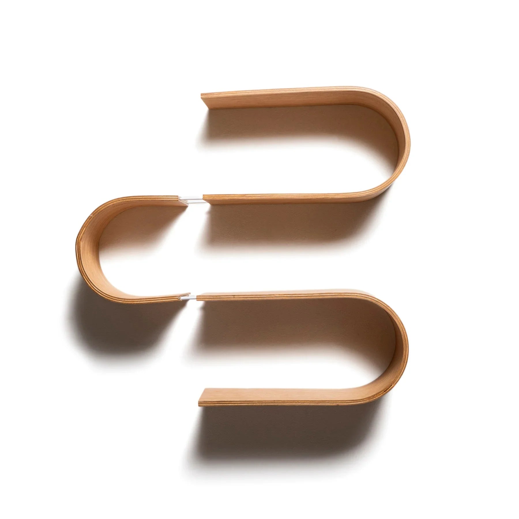 Mensola fluttuante da parete in legno curvato con moderno design a serpente, finitura in legno naturale chiaro
