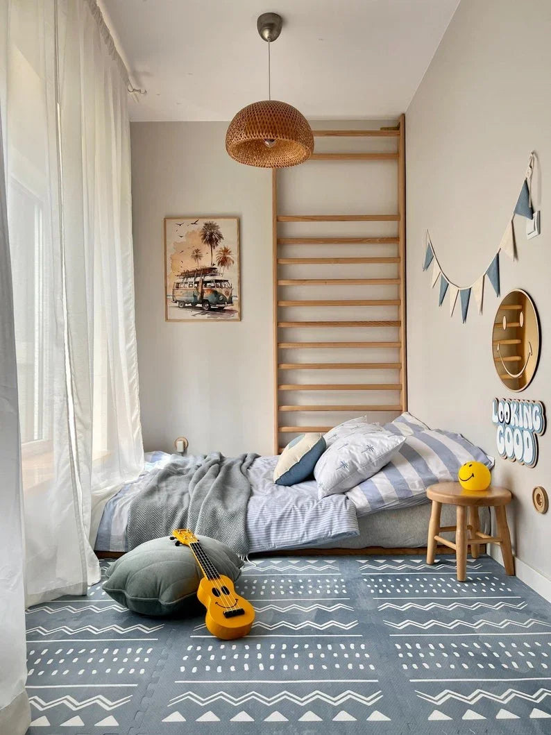 Tapis de jeu puzzle en mousse boho azur avec motifs géométriques dans une chambre d'enfant moderne
