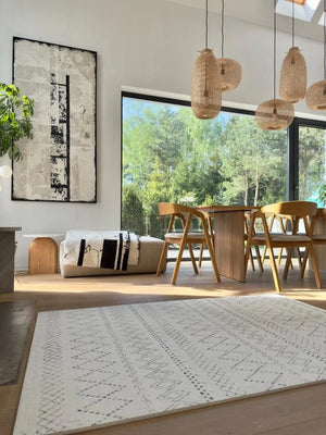 Boho-Puzzlematte mit weiß-grauen Mustern in einem modernen Esszimmer