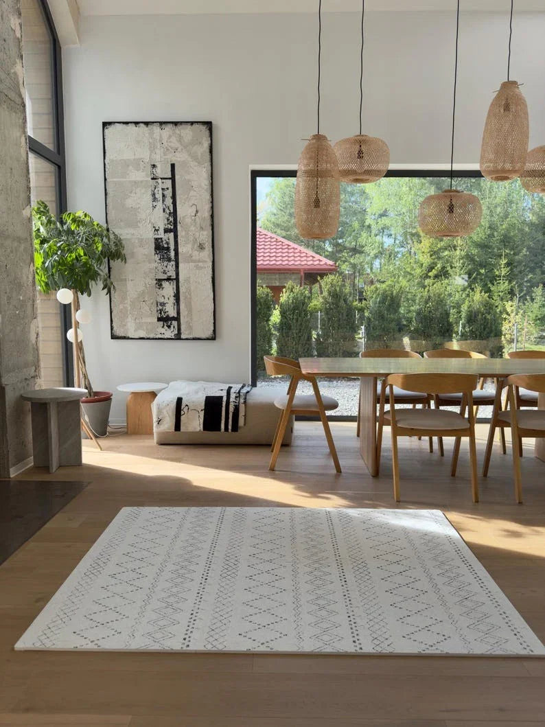 Boho-Puzzlematte mit klassischem weißem geometrischem Muster im modernen Wohnzimmer