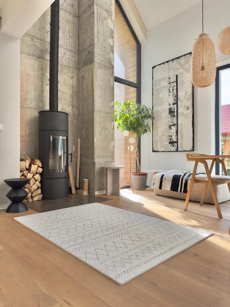 Boho-Puzzlematte mit geometrischem Muster in einem modernen Wohnzimmer mit Holzakzenten