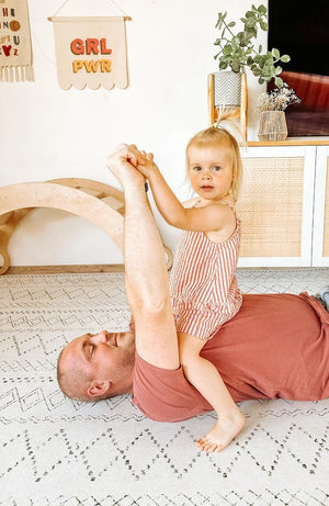 Boho-Puzzlematte mit neutralem geometrischem Muster in einem gemütlichen Babyzimmer