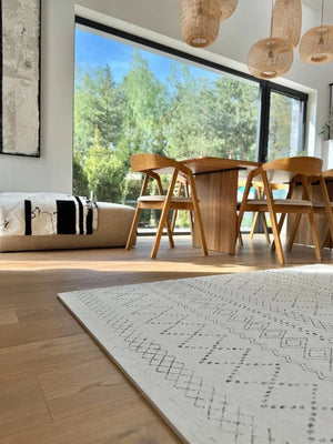 Boho-Puzzlematte mit minimalistischem geometrischem Muster in einem modernen Esszimmer