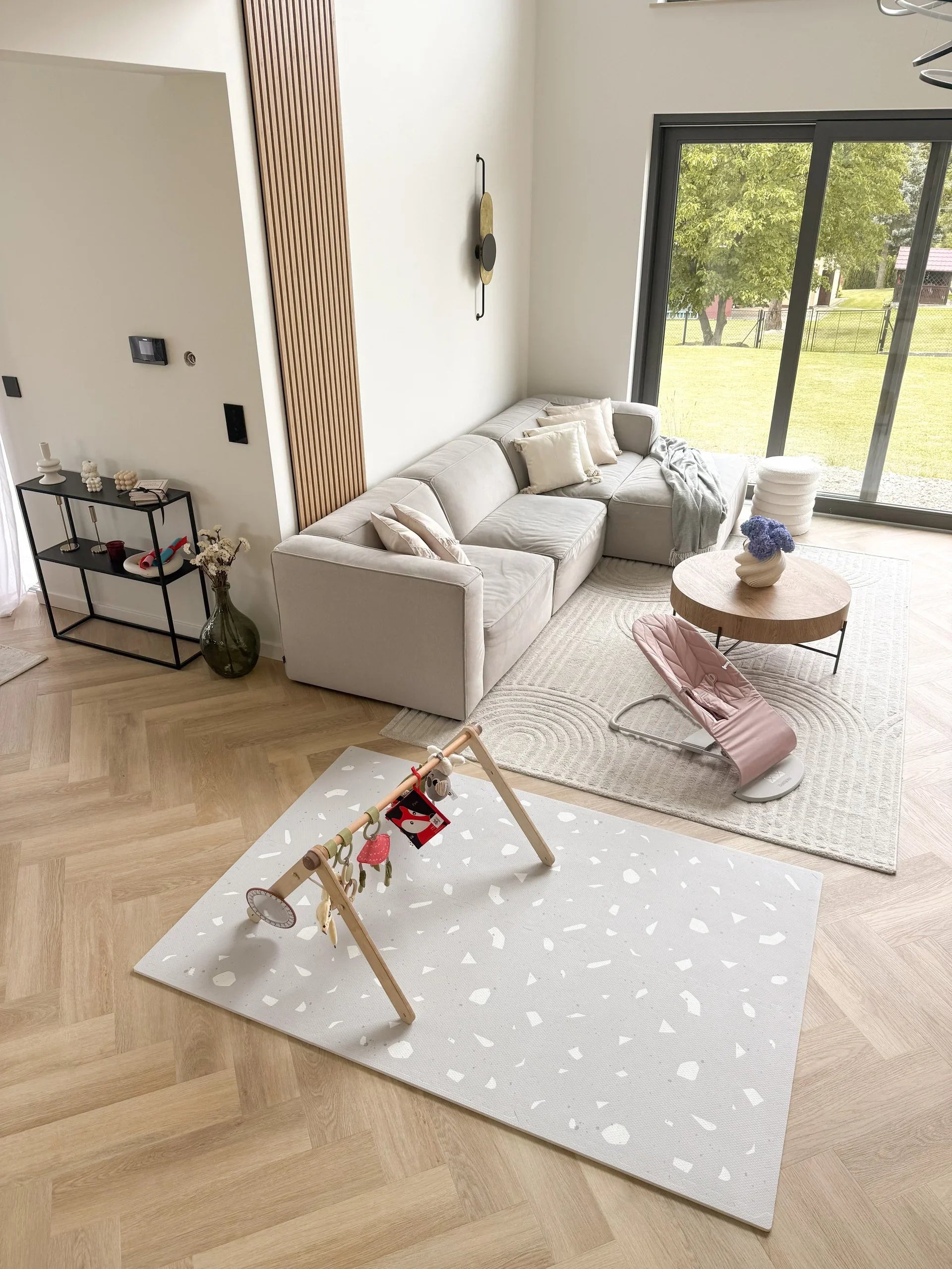 Tapis de jeu puzzle en mousse terrazzo lavande avec motif géométrique blanc dans un salon moderne