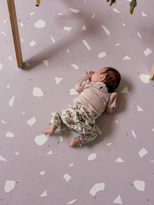 Tapis de jeu puzzle en mousse lavande à motif terrazzo, bébé allongé sur un tapis de chambre douillet