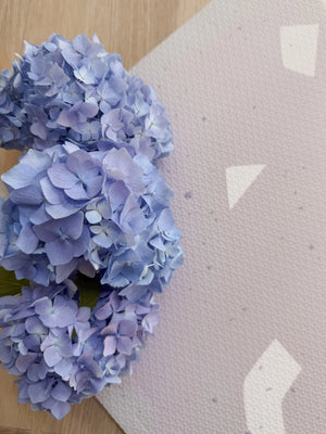 Tapis de jeu puzzle en mousse terrazzo lavande avec motif géométrique et hortensias bleu clair