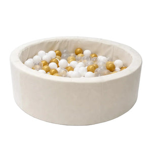 Piscine à balles ronde en mousse beige avec balles dorées, blanches et transparentes, pour déco de salle de jeux