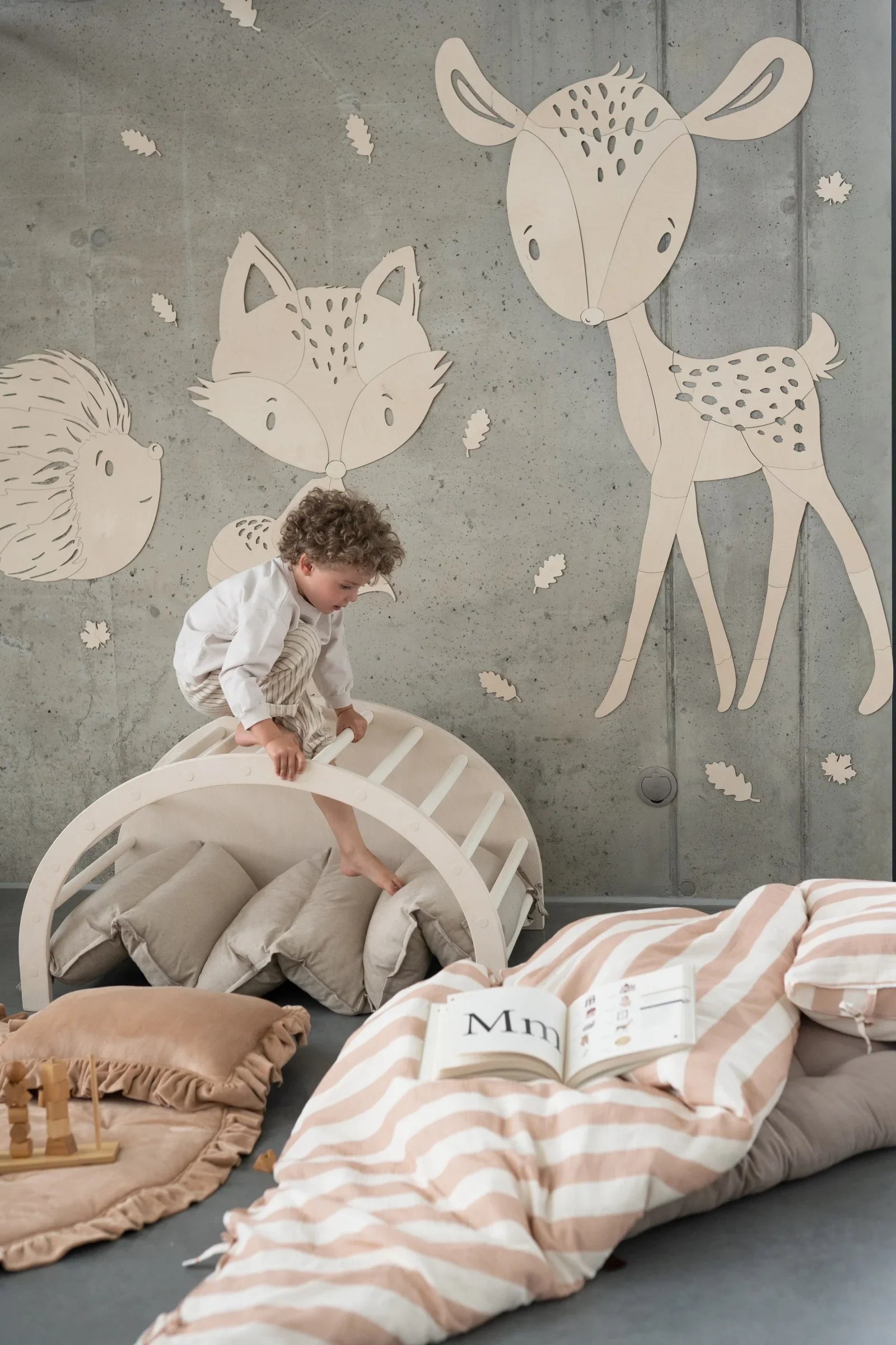 Décoration murale renard en bois avec finition bois clair dans une chambre d'enfant moderne