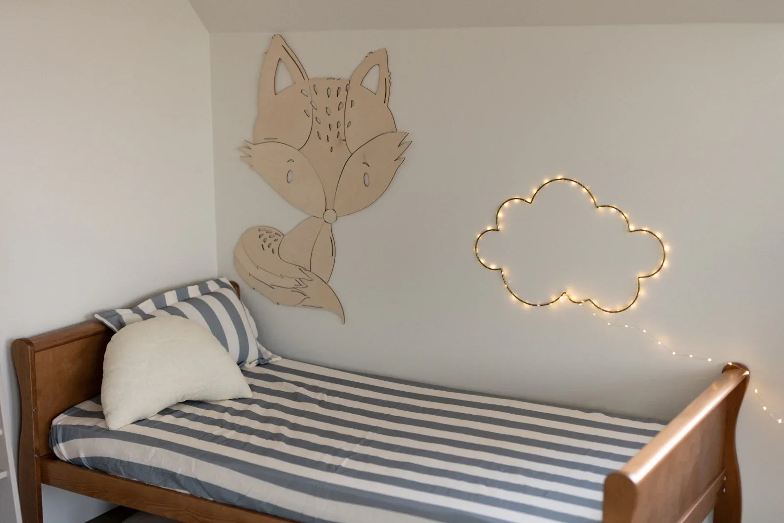 Decorazione da parete in legno a forma di volpe per cameretta, design minimalista sopra un letto a righe