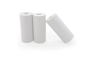 Set di tre rotoli di carta bianca per mini stampante su sfondo bianco