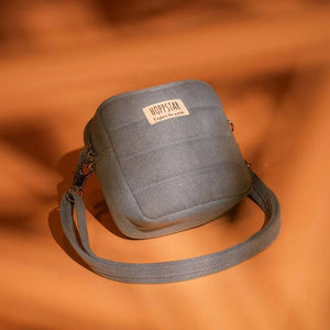 Borsa fotografica Hoppstar midi in tessuto grigio, design imbottito e tracolla regolabile