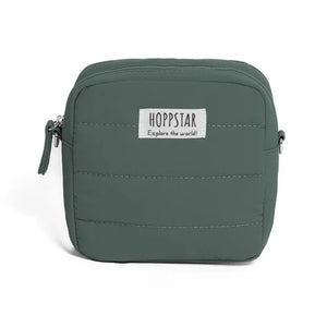 Borsa fotografica Hoppstar midi in verde salvia tinta unita con patch logo frontale e chiusura a zip