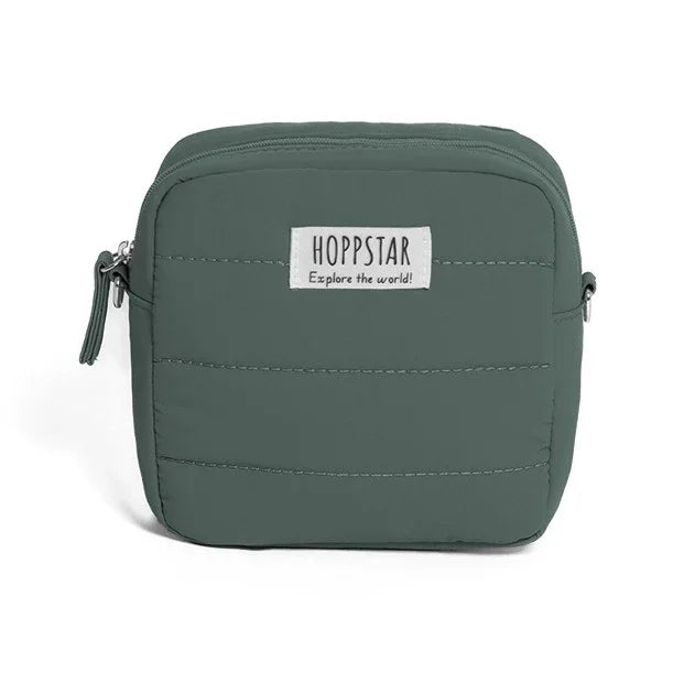 Borsa fotografica Hoppstar midi in verde salvia tinta unita con patch logo frontale e chiusura a zip