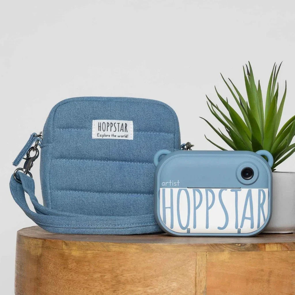 Borsa fotografica blu imbottita e fotocamera digitale Hoppstar per bambini abbinata su base in legno