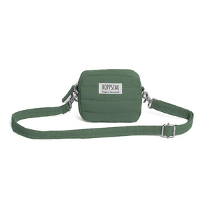 Mini borsa fotografica Hoppstar verde trapuntata con tracolla regolabile e patch logo frontale