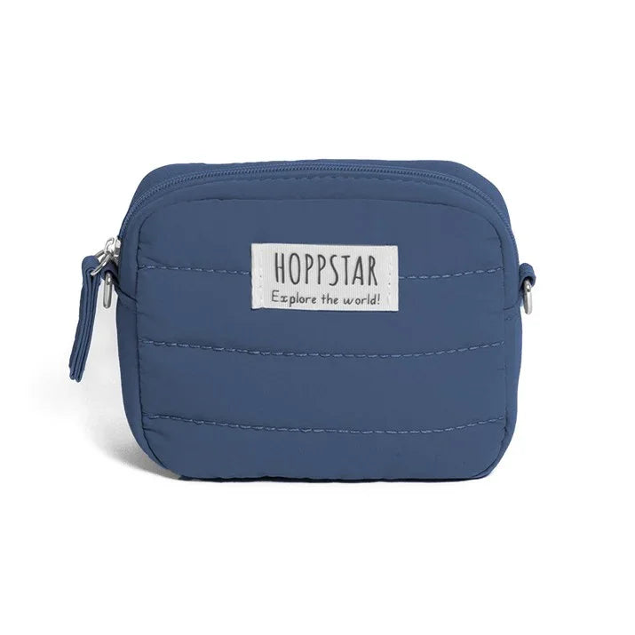 Mini borsa fotografica Hoppstar blu con cuciture trapuntate e chiusura a zip