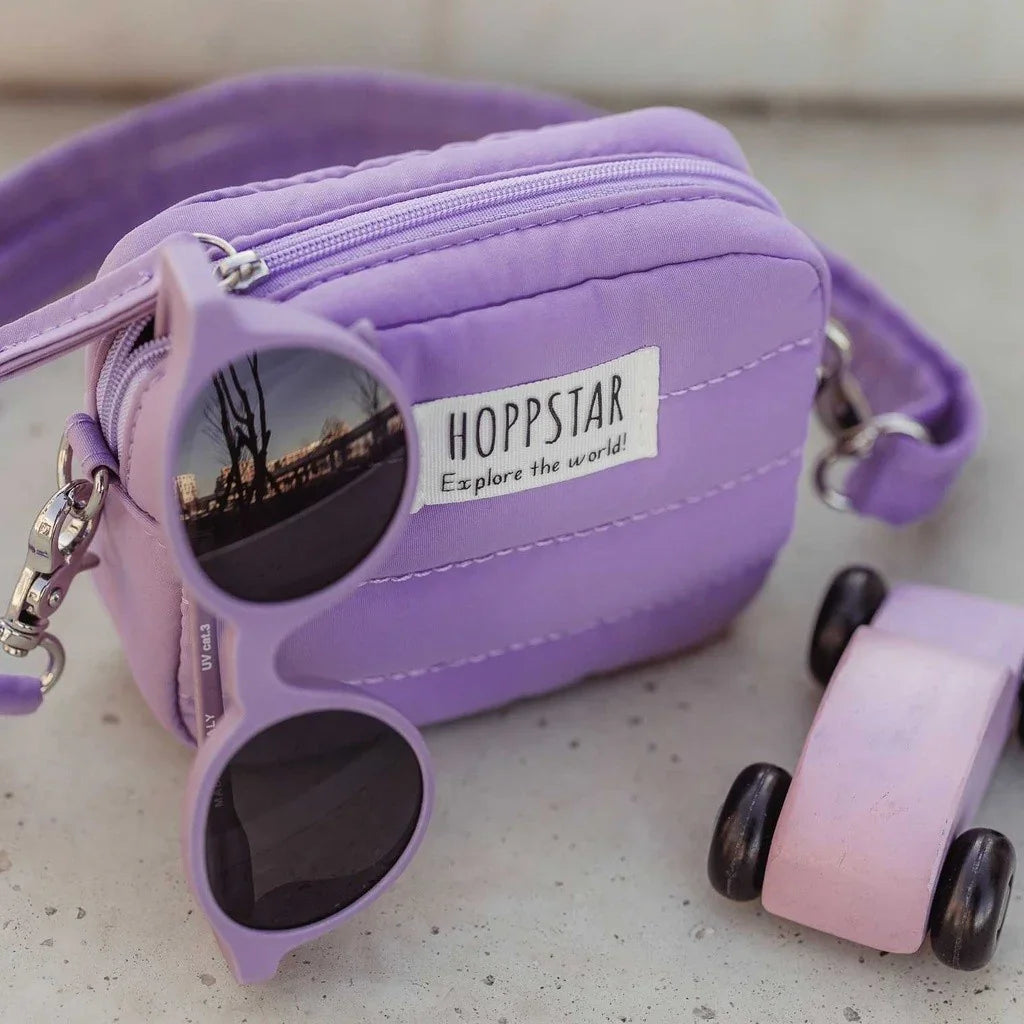 Mini borsa fotografica Hoppstar color lilla con zip, occhiali da sole viola abbinati e piccola macchinina giocattolo in legno