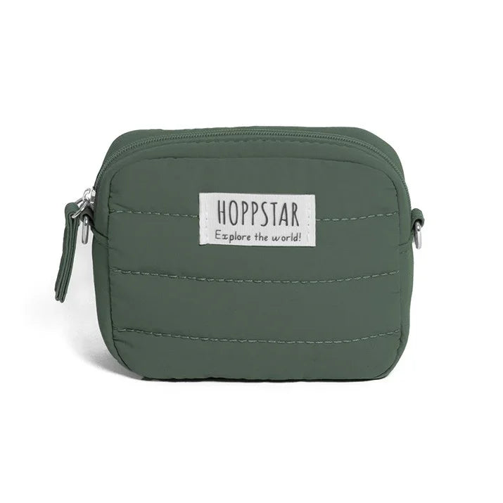 Mini borsa fotografica Hoppstar in verde salvia con cuciture trapuntate e chiusura a zip