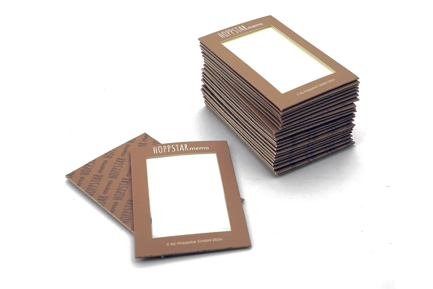Pile de cartes de jeu Hoppstar marron avec espaces rectangulaires blancs, set de jeu de mémoire