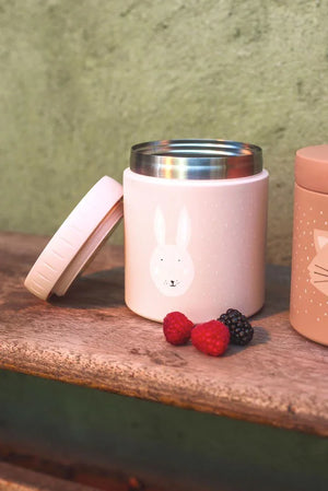 Pot isotherme 500 ml en rose clair avec illustration lapin blanc, intérieur inox, couvercle ouvert, sur surface en bois avec baies à proximité