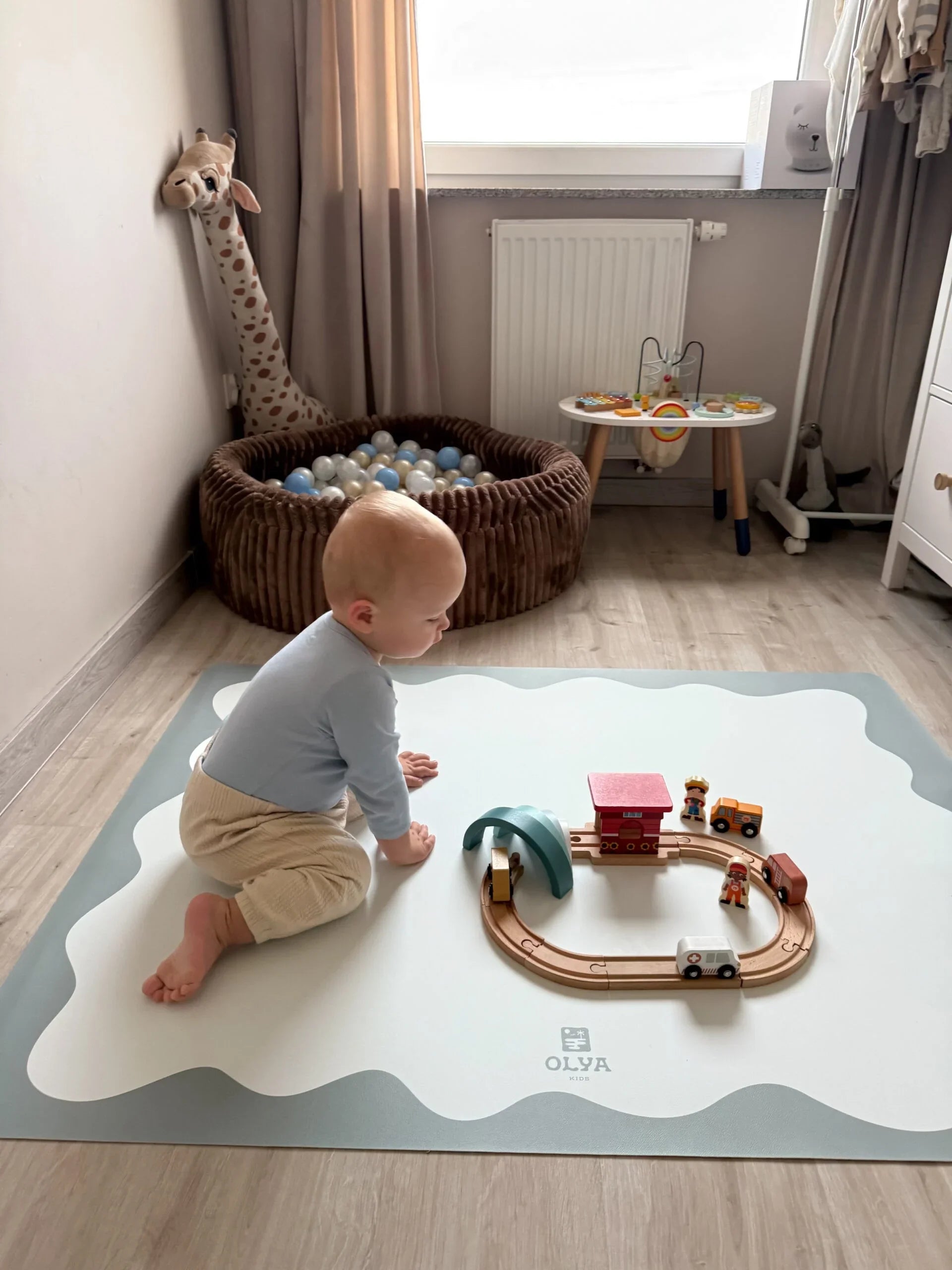 Alfombra de suelo antideslizante e impermeable para niños con borde azul, niño jugando sobre la alfombra