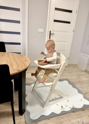 Tapis de sol antidérapant et imperméable pour le repas, avec cadre bleu, sous une chaise haute dans une salle à manger moderne