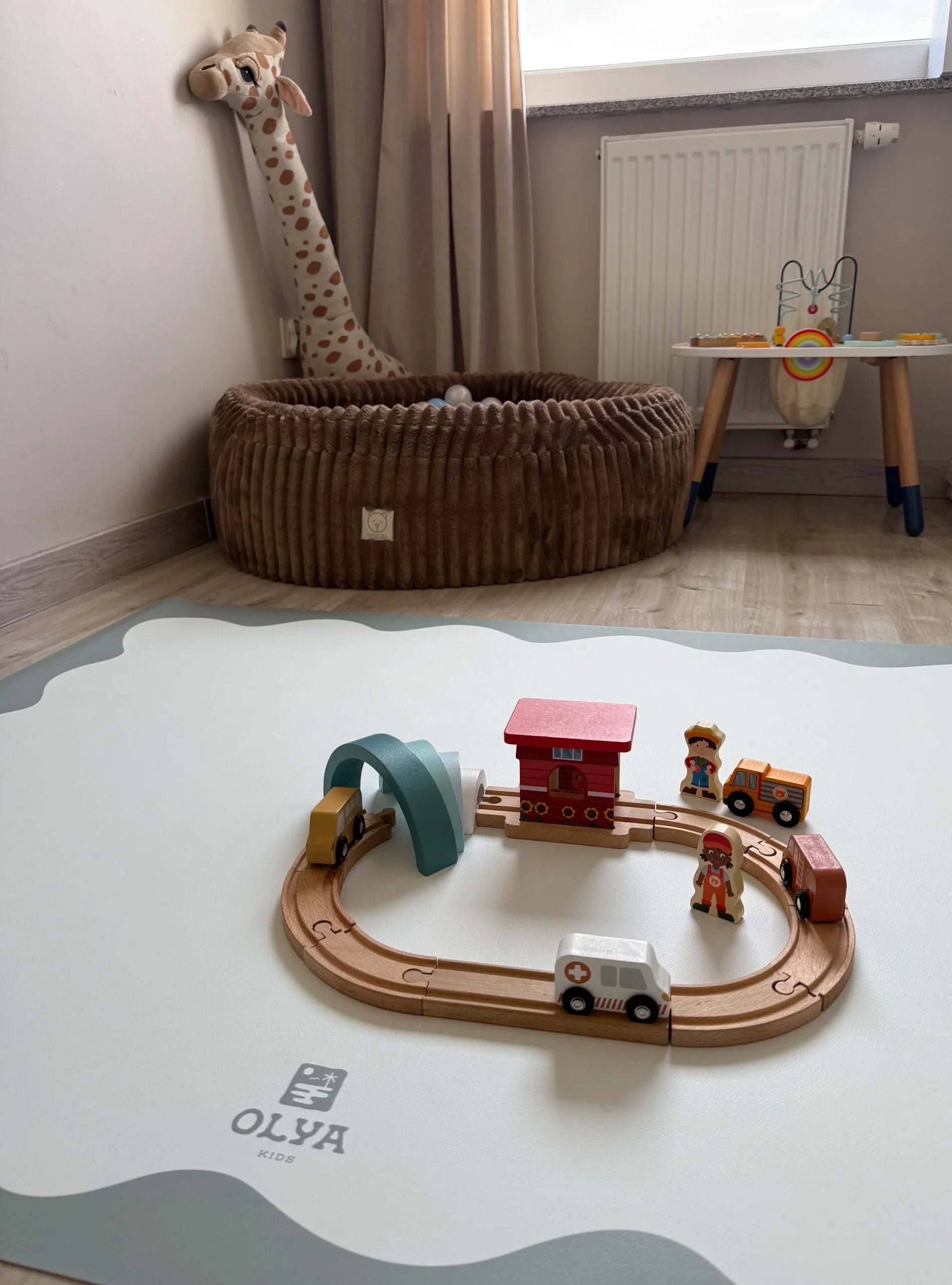 Tapis de sol antidérapant et imperméable avec cadre bleu et train jouet en bois