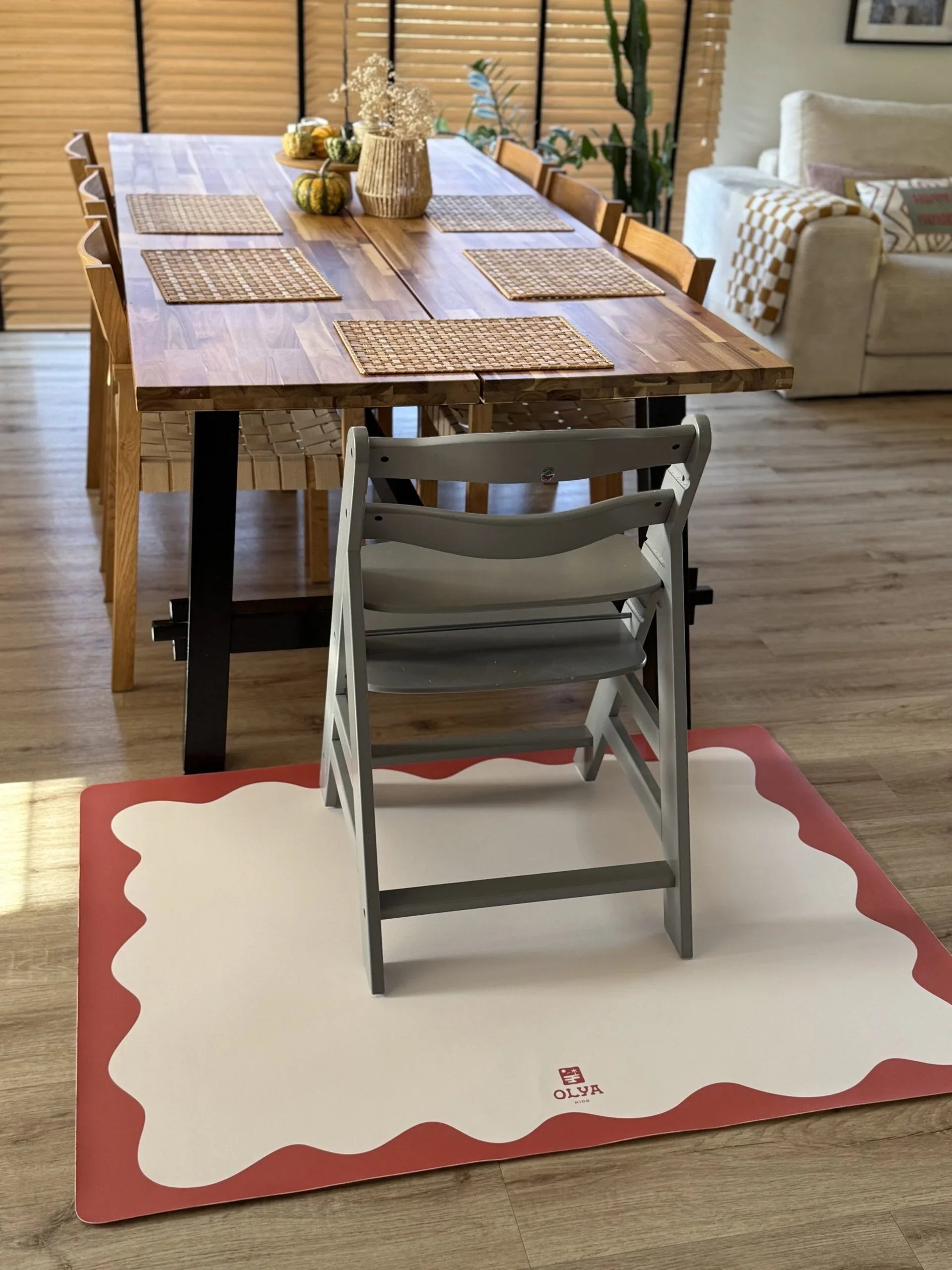 Tapis de sol antidérapant et imperméable pour le repas avec bordure rouge et chaise haute dans une salle à manger