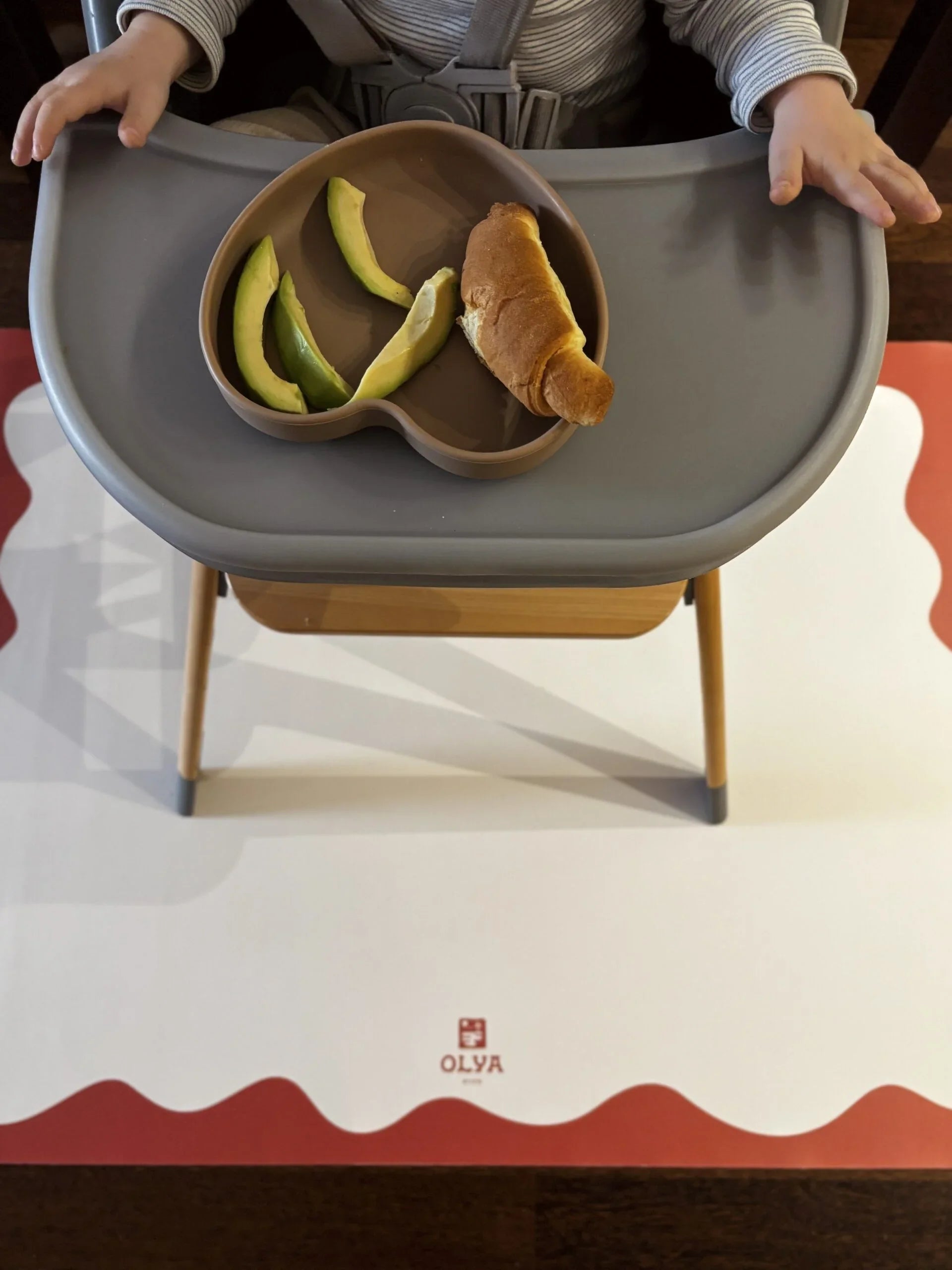 Alfombra de suelo para comer para niños con superficie blanca impermeable, antideslizante y borde rojo ondulado bajo la trona