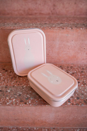 Set de lunchbox en métal rose avec illustration de lapin blanc et motif à pois.