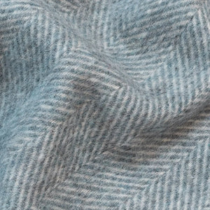 Tissu de couverture en laine ALPAKA bleu clair et blanc à motif chevrons montrant une texture bicolore éco-responsable