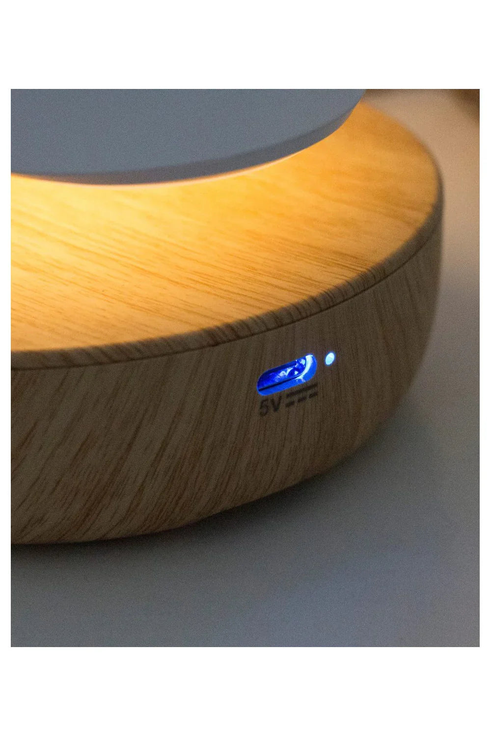 Base de lámpara LED con veteado de madera, puerto de carga USB y luz ambiental cálida